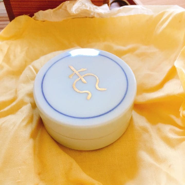 《白磁乙丑 香合》