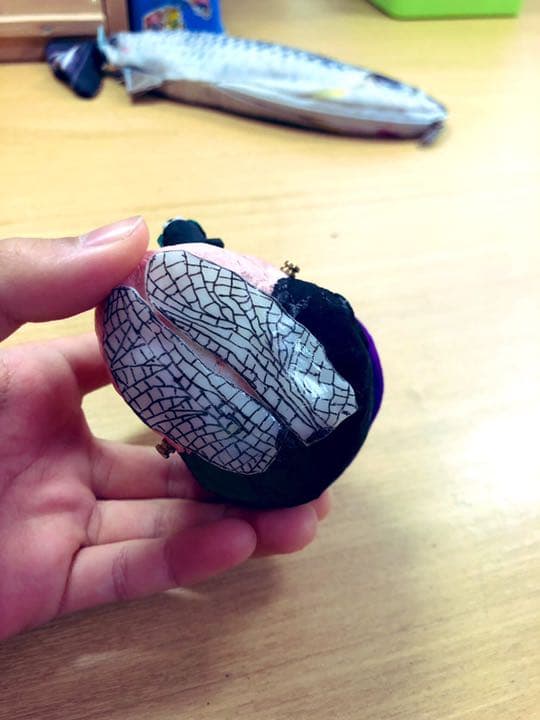 目にトンボが刺さった置物