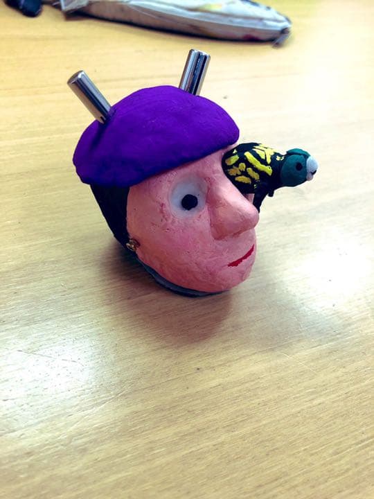 目にトンボが刺さった置物