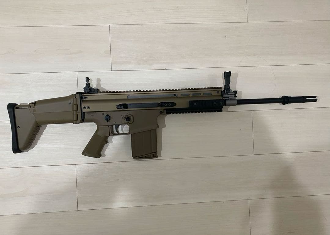 次世代電動ガン SCAR-H 、スコープ、マウント、マガジン2個、充電器付き。