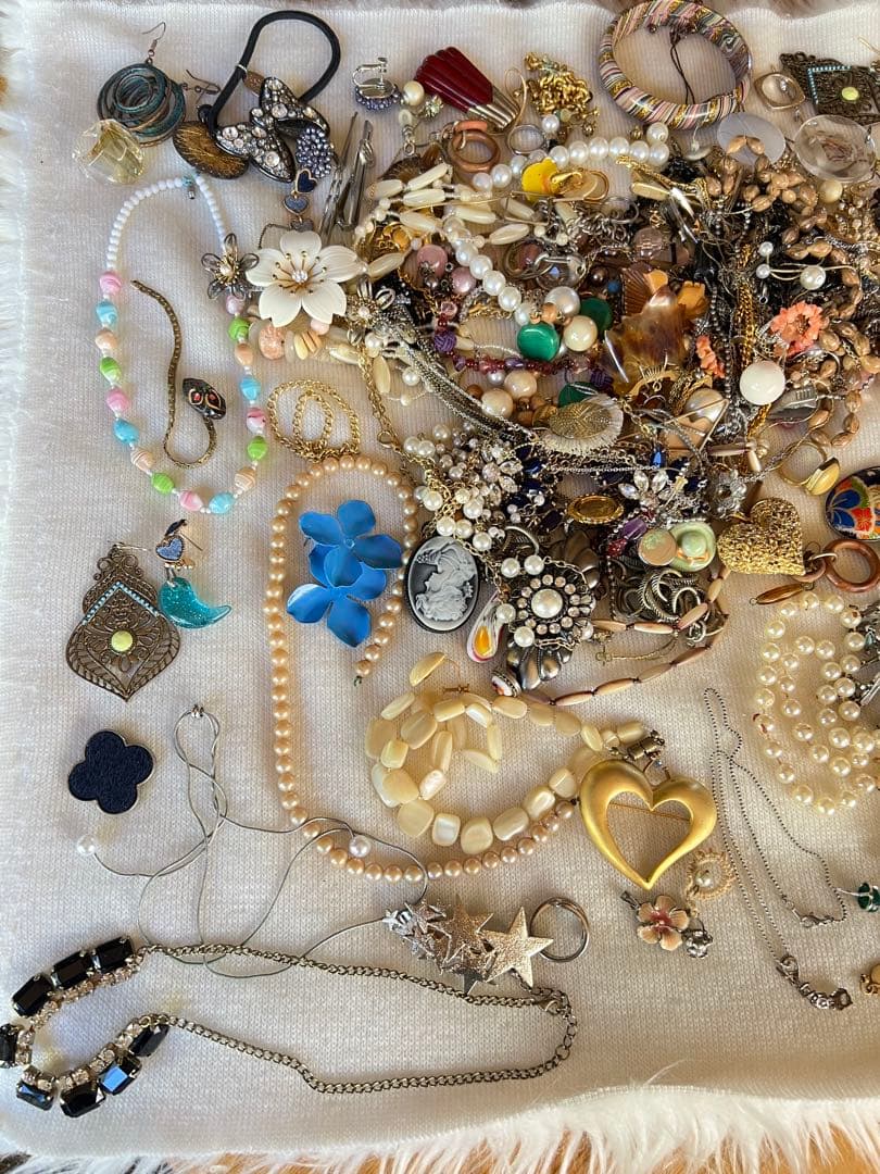 アクセサリー、装飾品まとめ売り。2.2kgお得