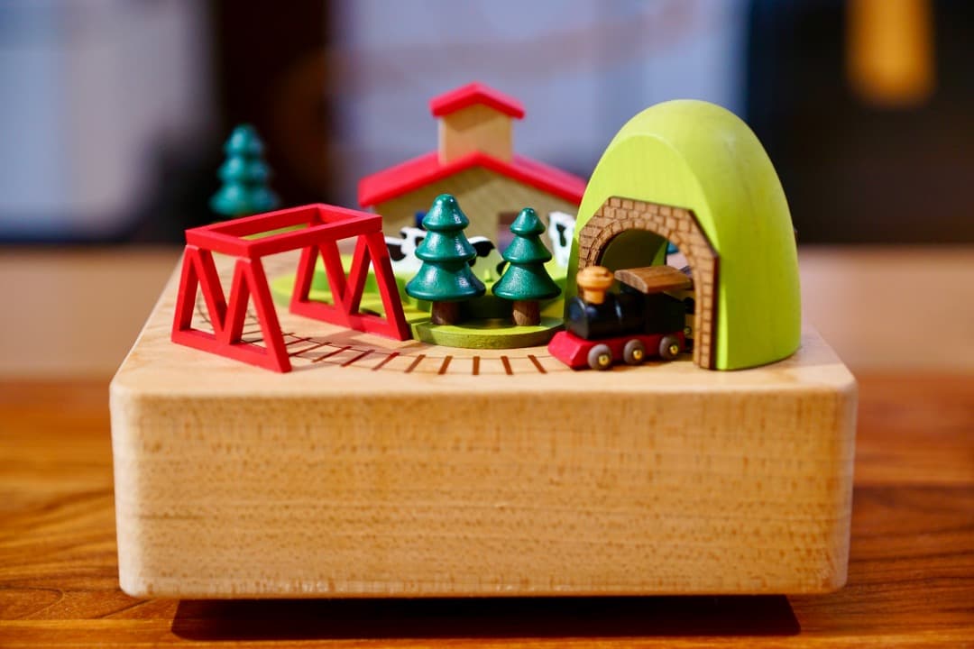 【美品】「木製ジオラマオルゴール」特注アクリルケース付／♬「線路は続くよ」