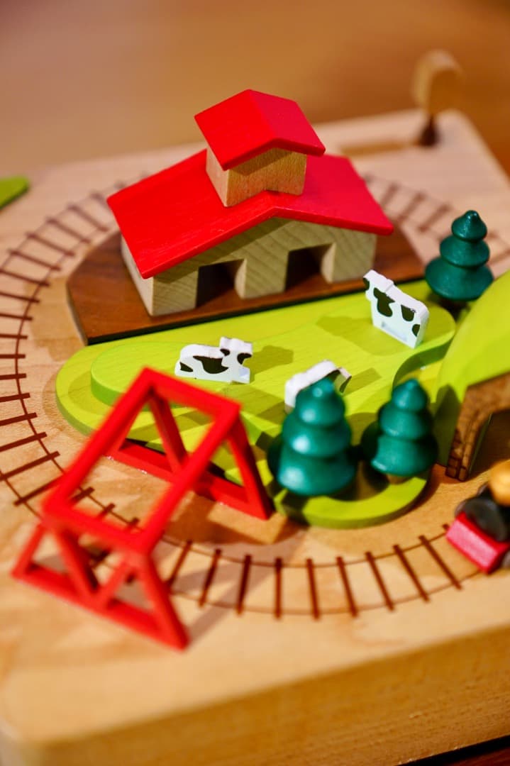 【美品】「木製ジオラマオルゴール」特注アクリルケース付／♬「線路は続くよ」