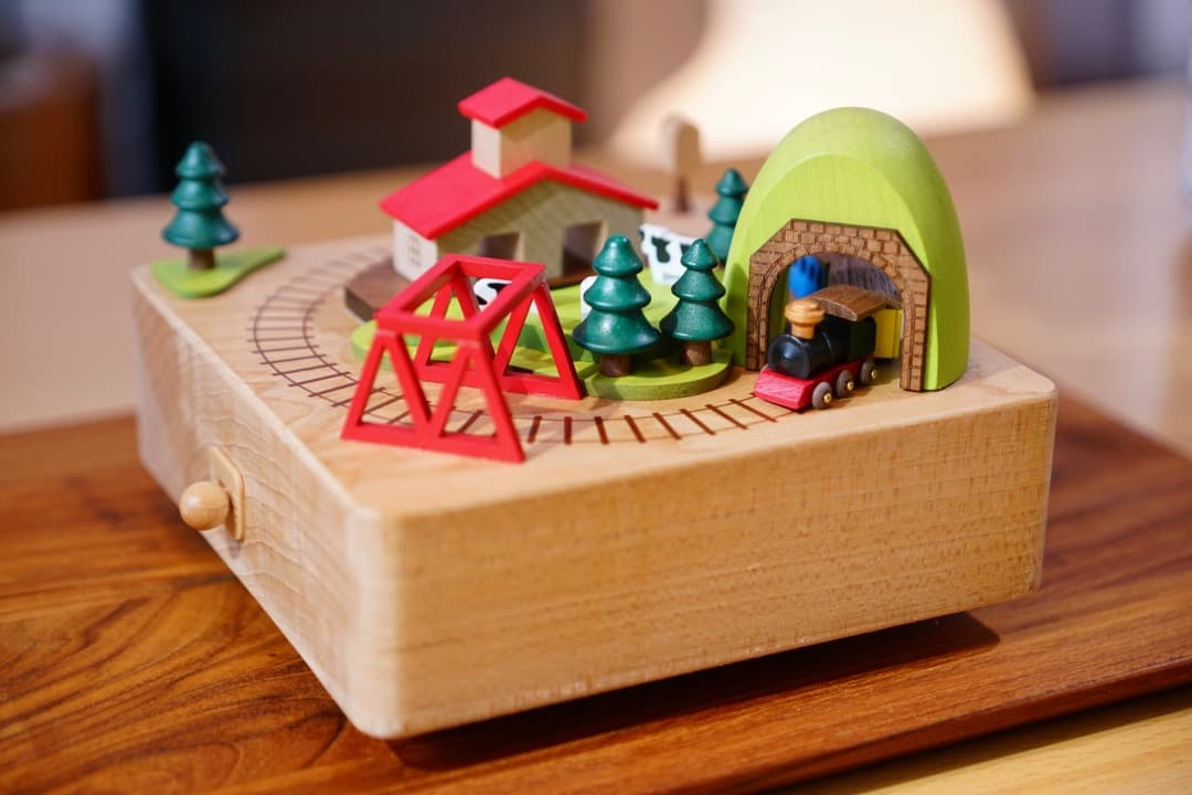 【美品】「木製ジオラマオルゴール」特注アクリルケース付／♬「線路は続くよ」