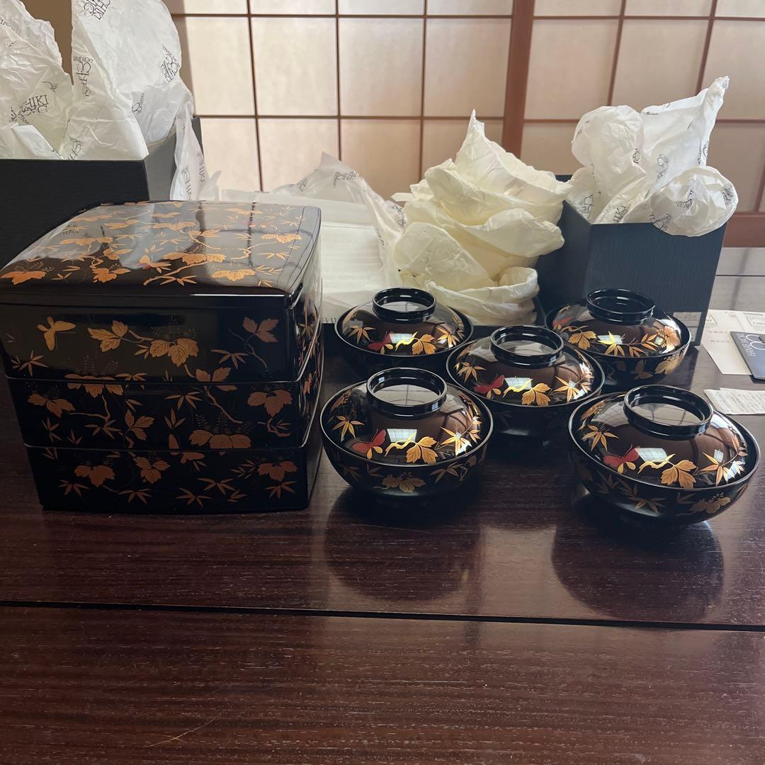 ハナエモリ　しっきシック 三段重、蓋付き椀　桐、竹、蝶柄 石川県加賀市　山中塗