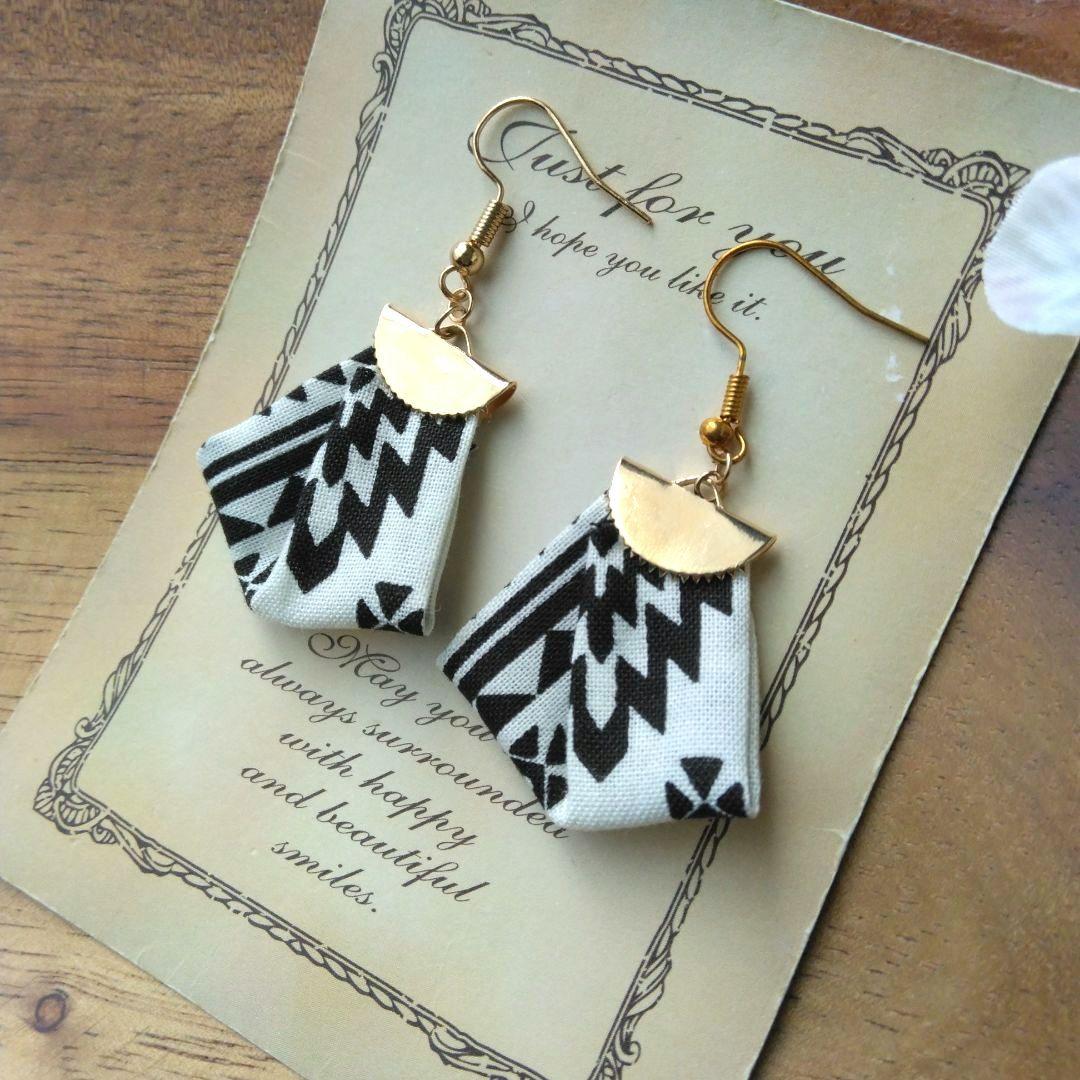 再販52　夏　オルテガ　タッセル　リボン　ネイティブ　白　黒　ピアス　イヤリング