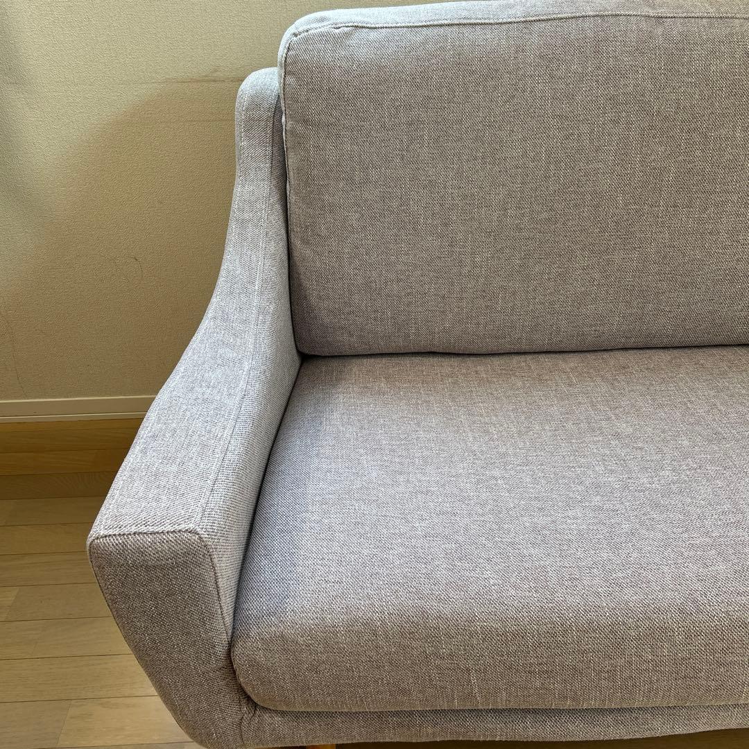 パープルグレーの2人掛けファブリックソファ