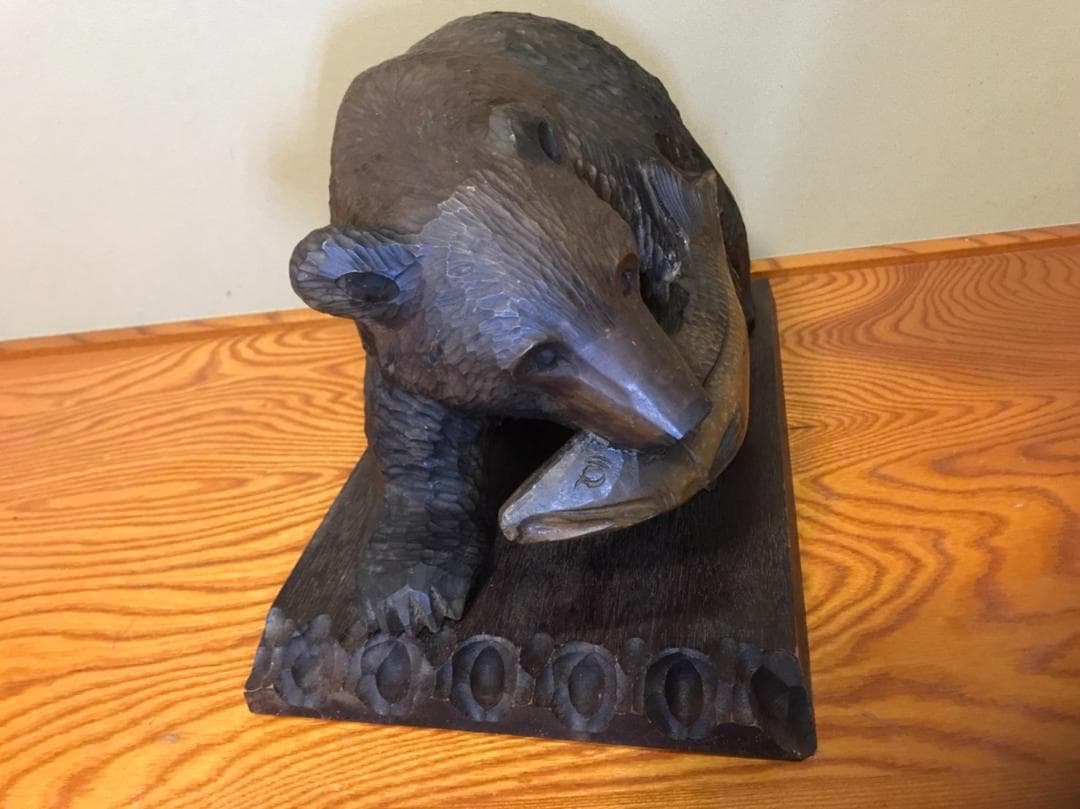 木彫りの熊　　　繁　峰　作