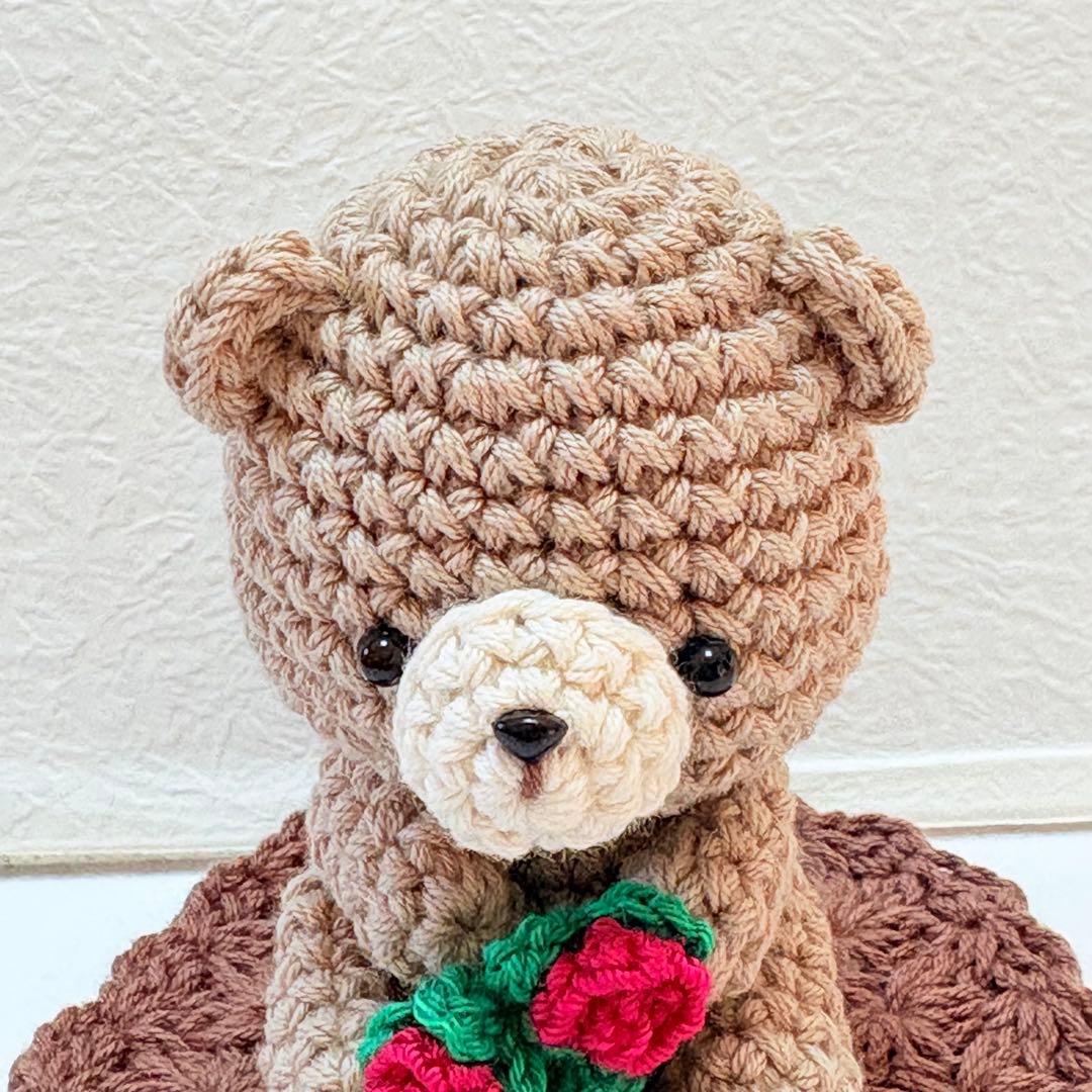 あみぐるみ お花を抱えたくまさん - メルカリ