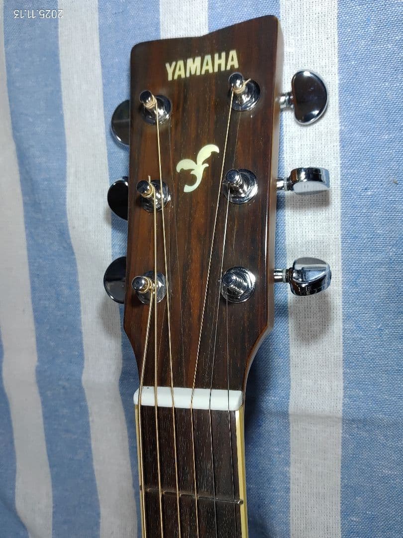 YAMAHAのフォークタイプのアコースティックギターFS720TBS美品です。