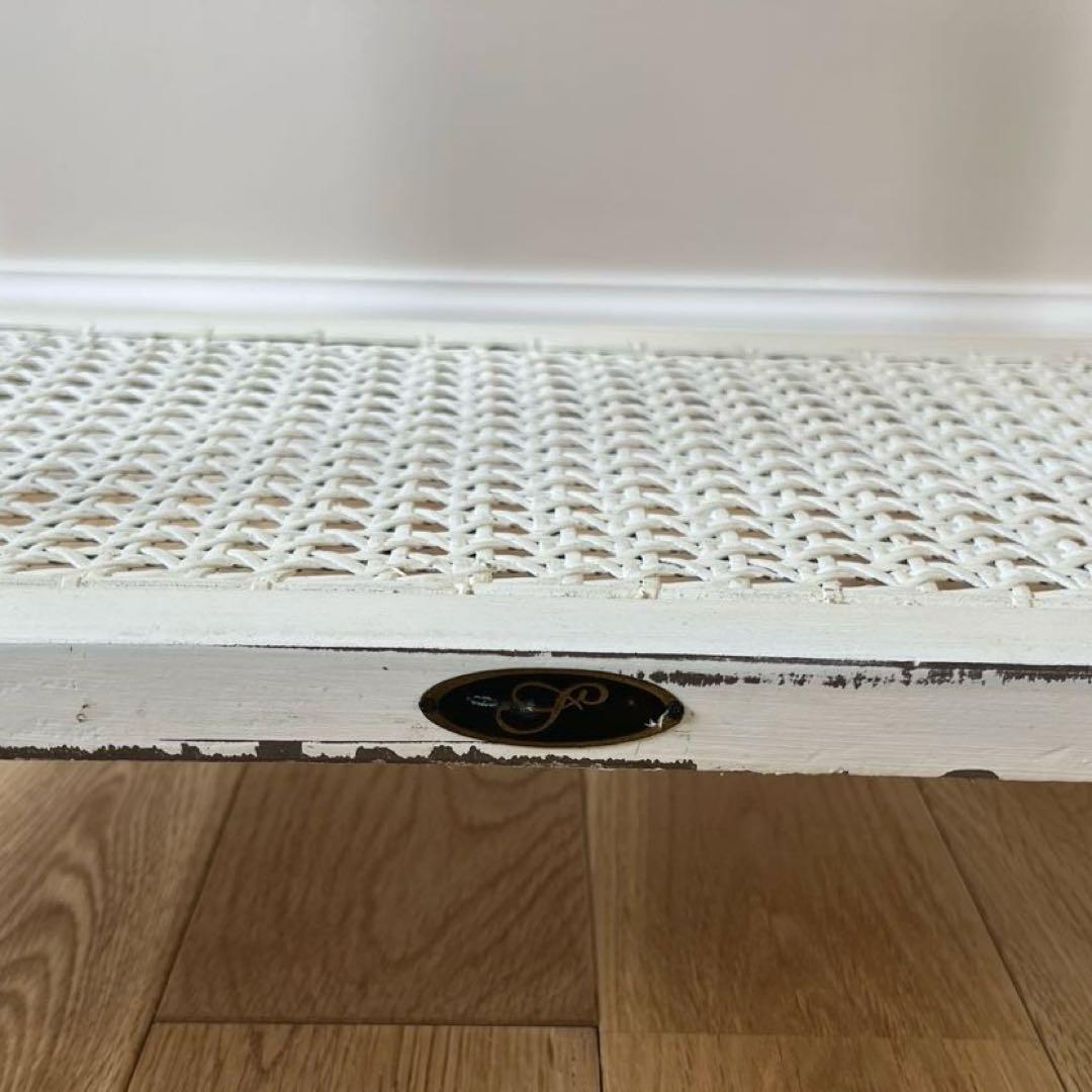 シャビーシックな、ホワイトペイントの木製シェルフ