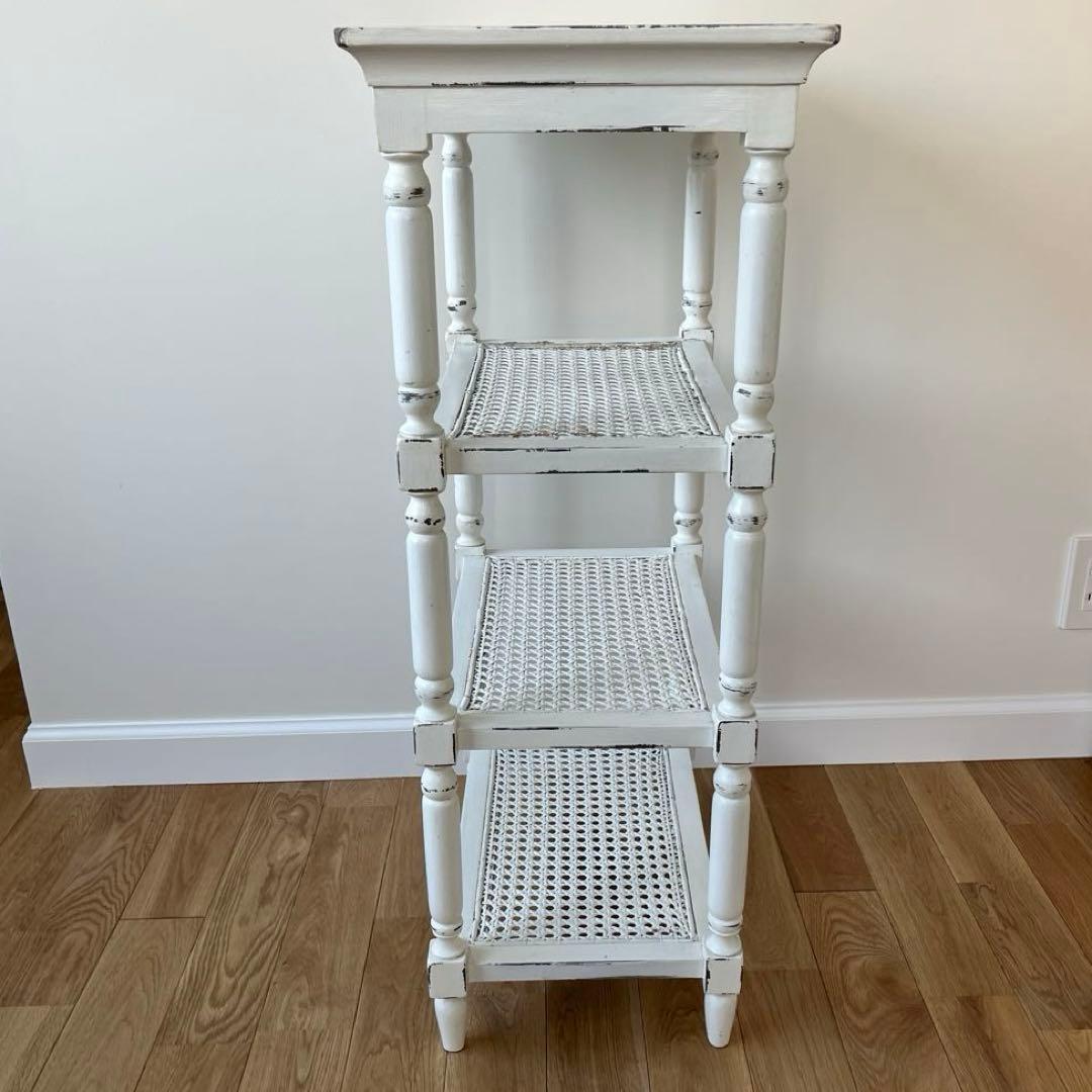 シャビーシックな、ホワイトペイントの木製シェルフ