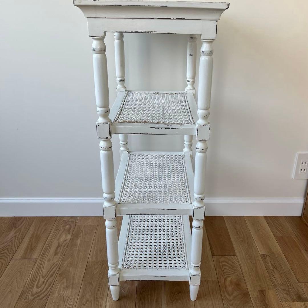 シャビーシックな、ホワイトペイントの木製シェルフ