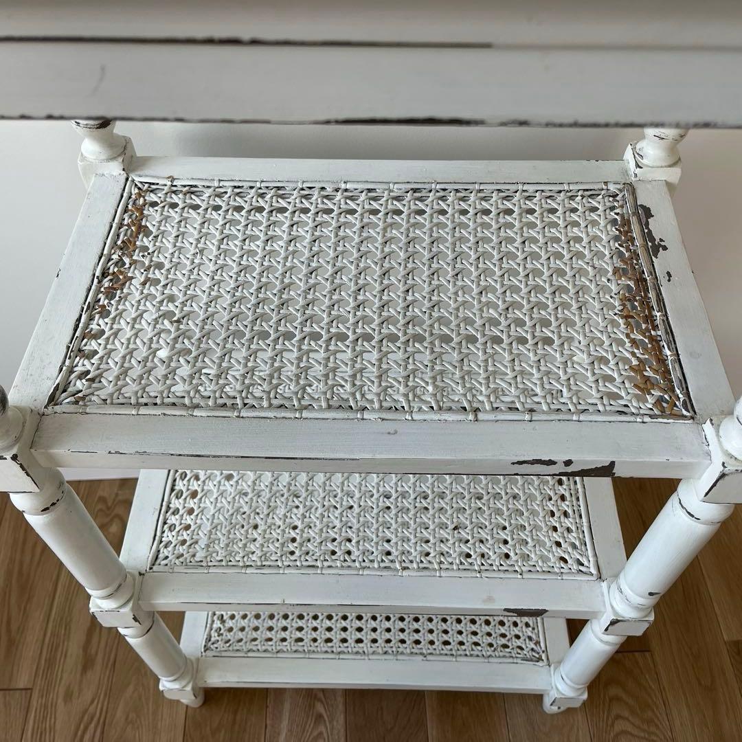 シャビーシックな、ホワイトペイントの木製シェルフ