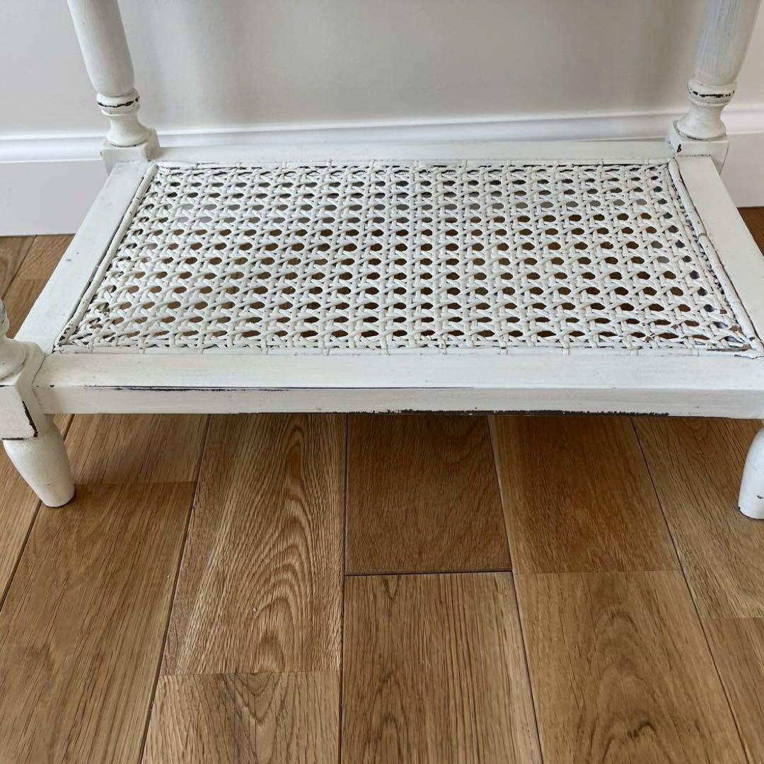 シャビーシックな、ホワイトペイントの木製シェルフ