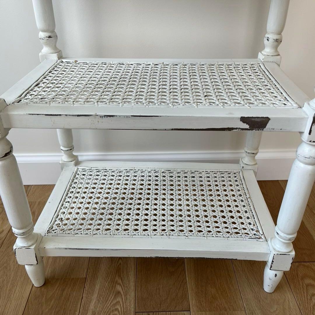 シャビーシックな、ホワイトペイントの木製シェルフ