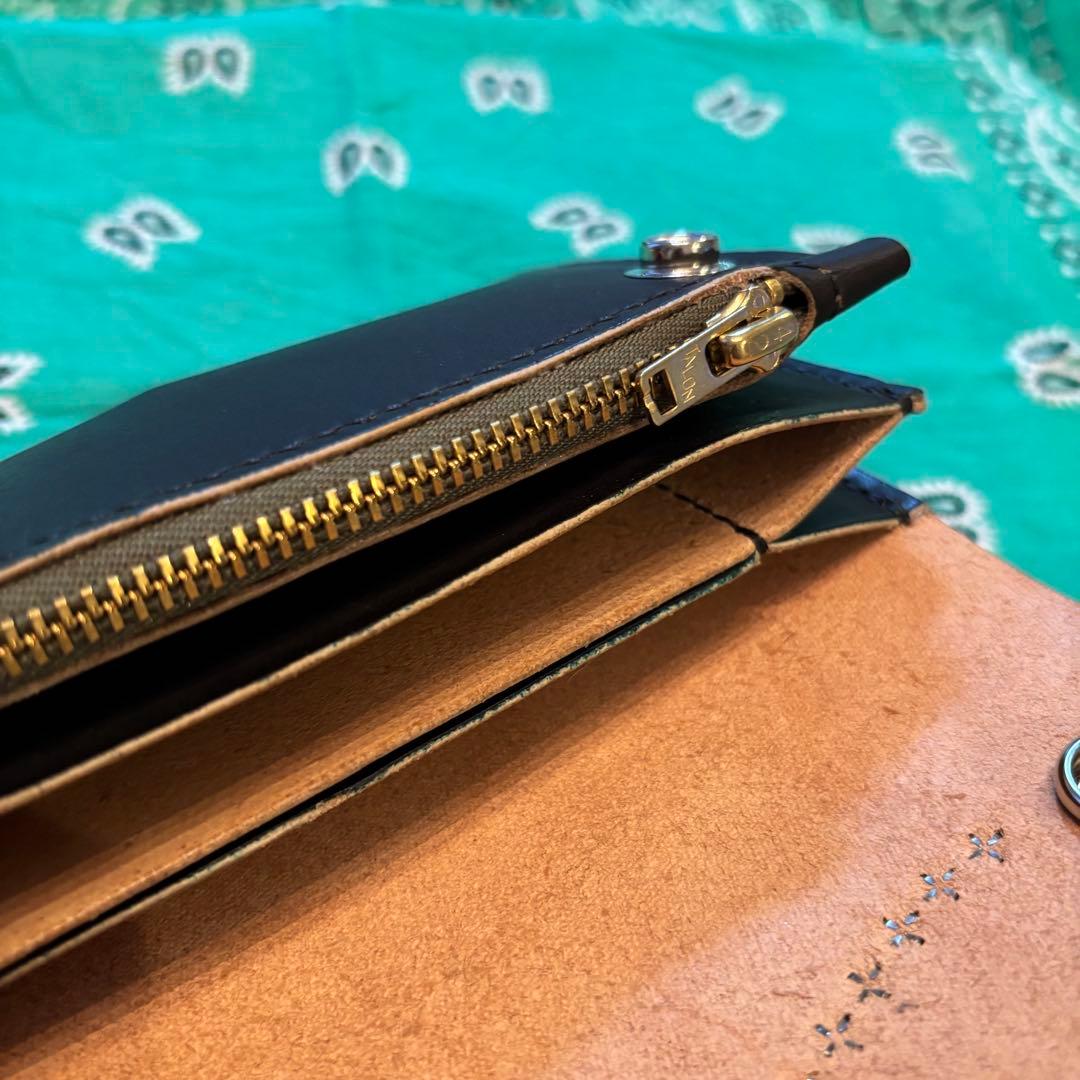 トラッカーウォレット　三層　ハンドメイド　牛ヌメ革　丘染め　生成り茶芯　スタッズ