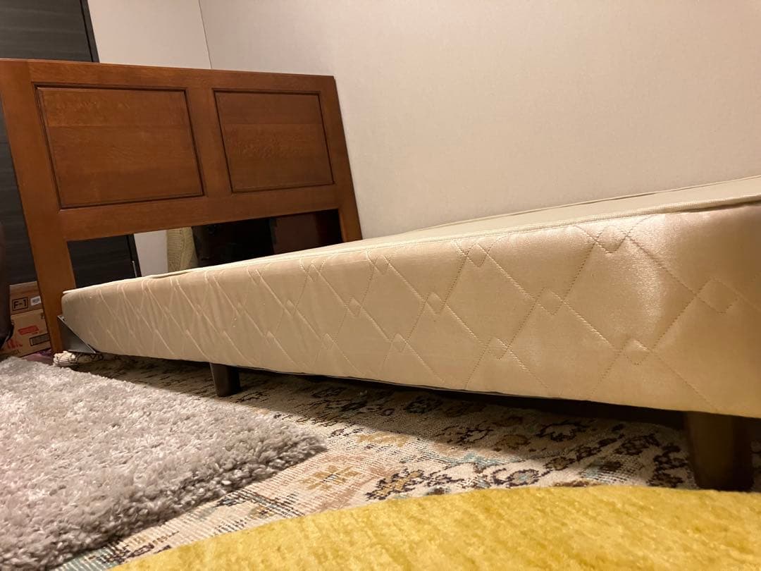 セミダブルベッド　足つきスプリングつき