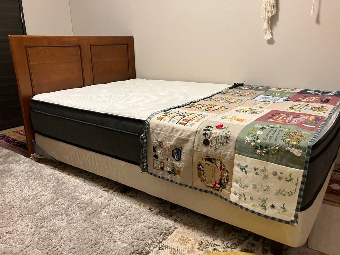 セミダブルベッド　足つきスプリングつき