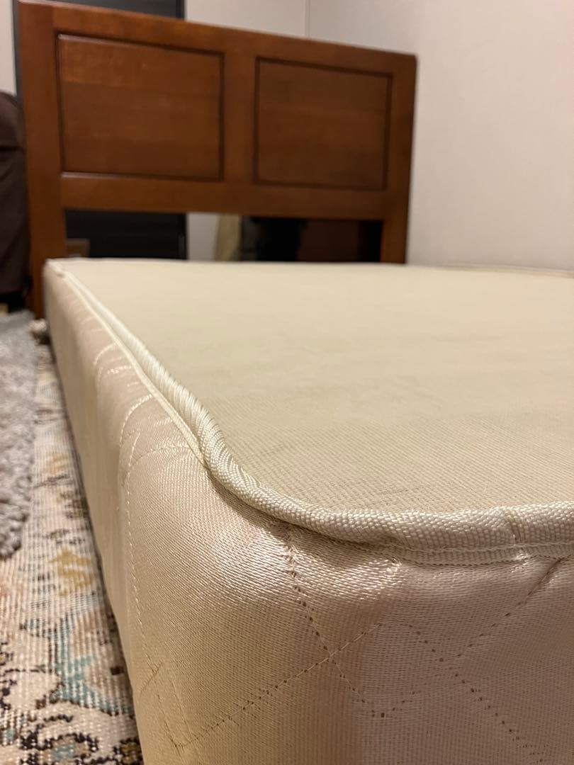 セミダブルベッド　足つきスプリングつき