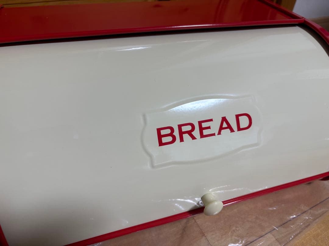 新品！大きめブレッドケース缶　 赤×アイボリー　キッチン 収納 カントリー雑貨