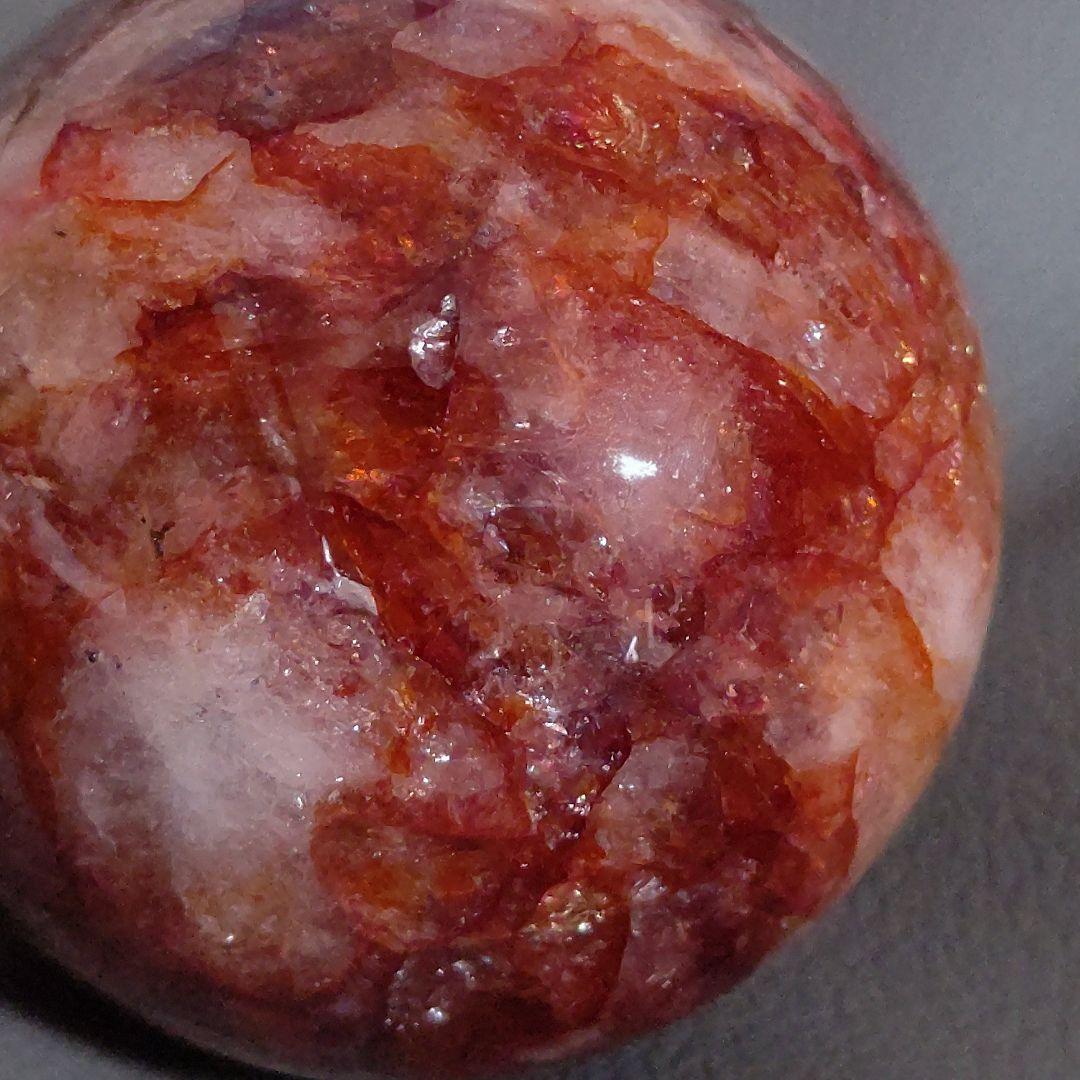 虹まみれ♡　レッドファイアクォーツ　スフィア　丸玉　天然石　台座付き　6.8cm
