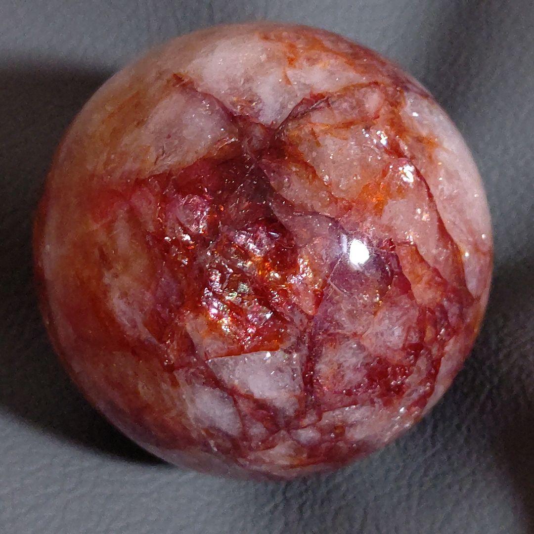 虹まみれ♡　レッドファイアクォーツ　スフィア　丸玉　天然石　台座付き　6.8cm