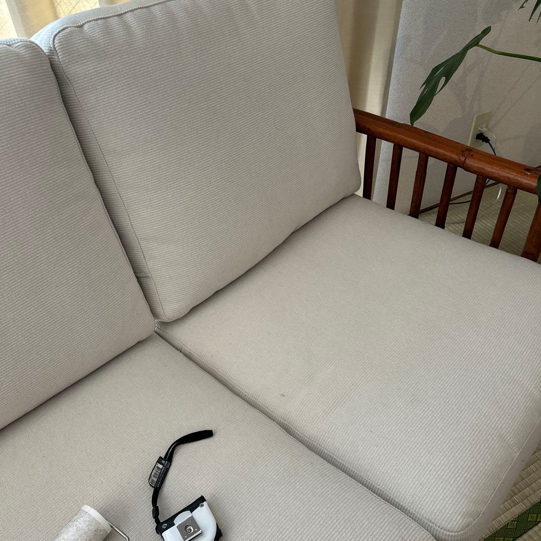 ラタンソファ　クッション付き　多少汚れあり　馬場クリーム色の2人掛けソファ