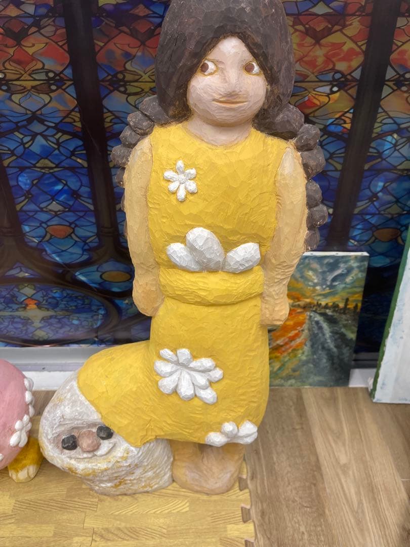 手彫り木製人形 黄色 花飾り