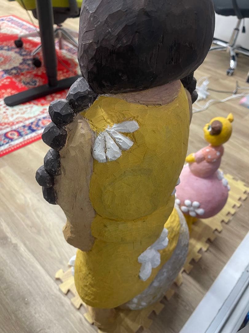 手彫り木製人形 黄色 花飾り