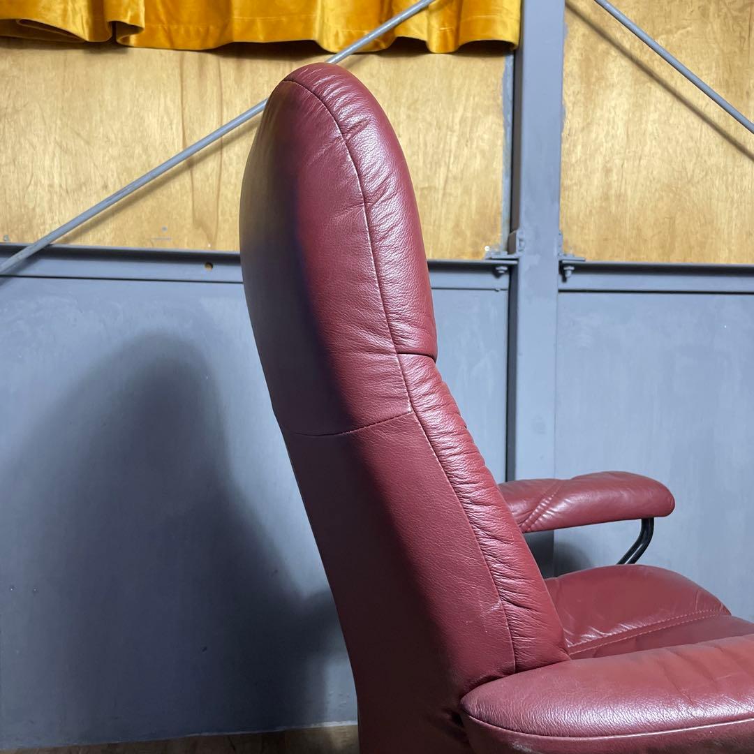 Ekornes 赤いリクライニングチェアとオットマン①