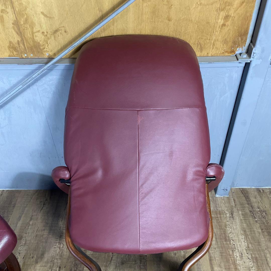 Ekornes 赤いリクライニングチェアとオットマン①