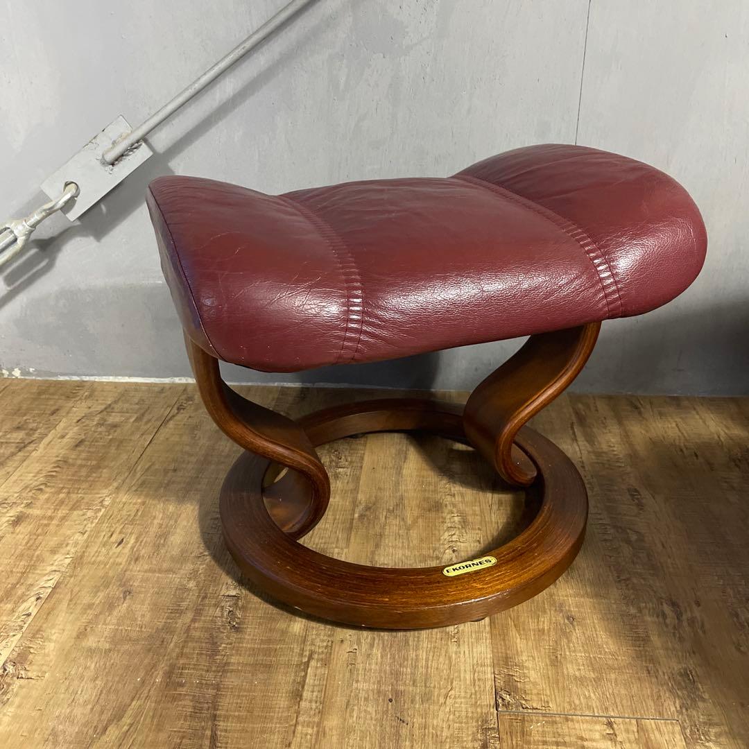 Ekornes 赤いリクライニングチェアとオットマン①