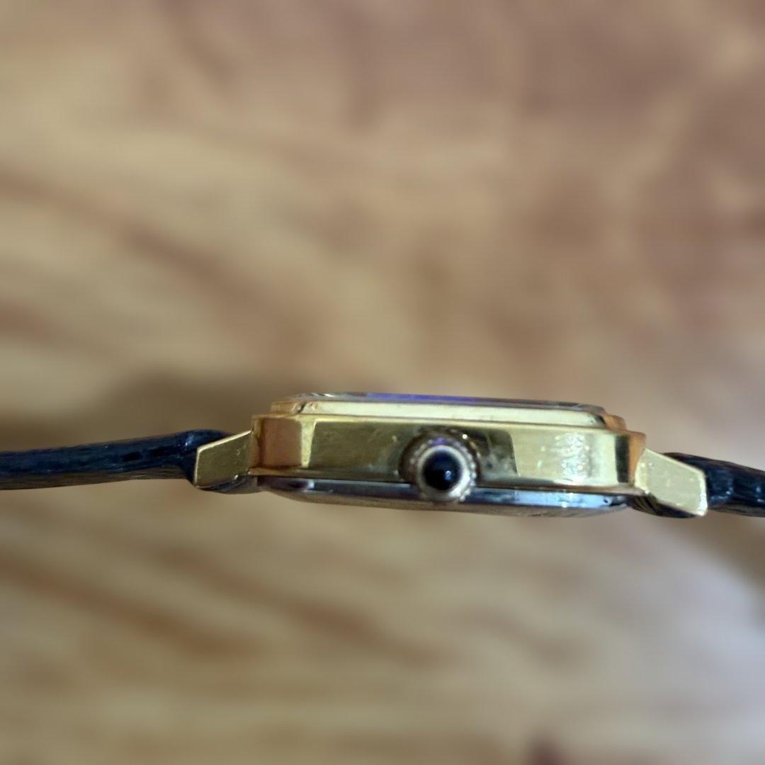 オメガの人気モデル「De Ville（デビル）」のレディース腕時計です。