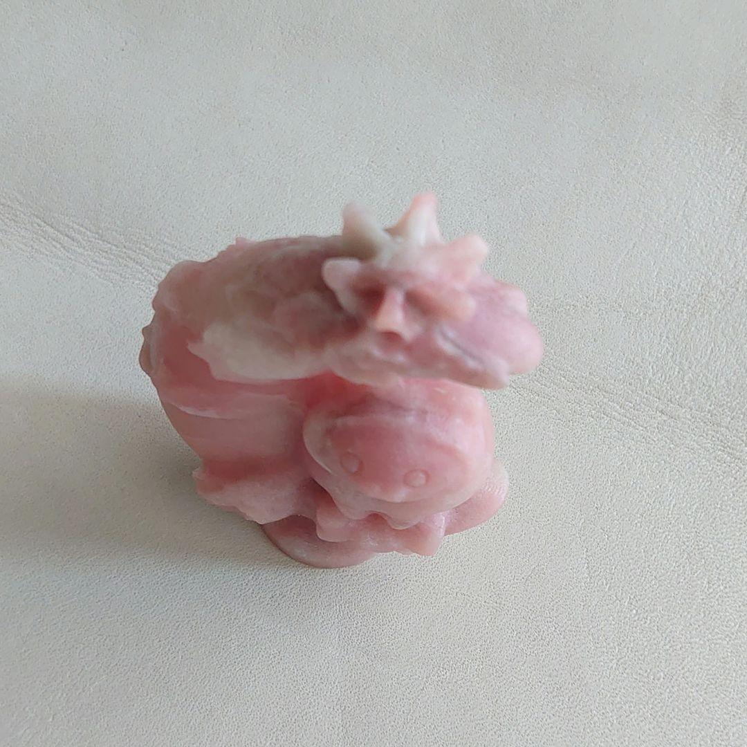 月に座るネコ　ピンクオパール置物　素敵な逸品