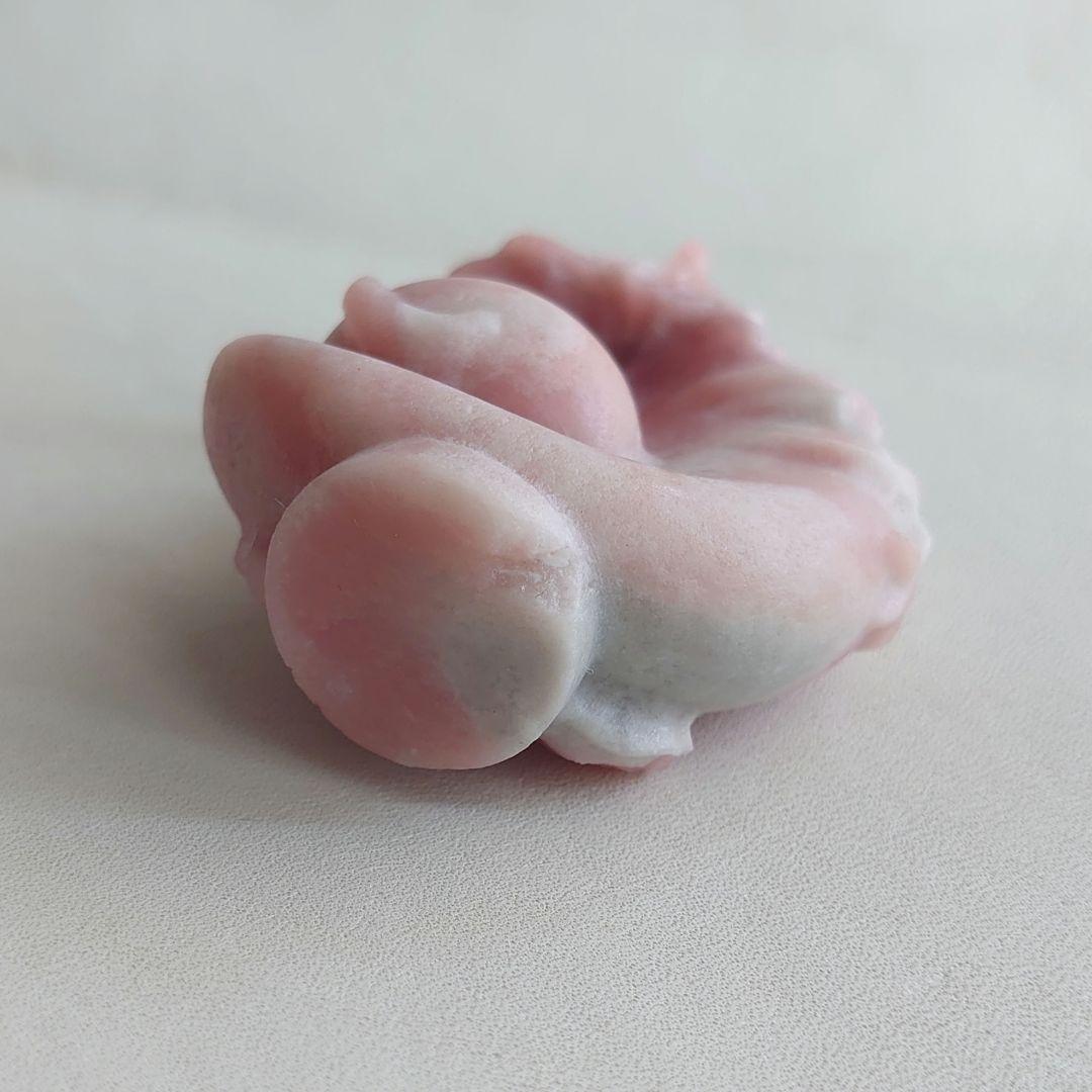 月に座るネコ　ピンクオパール置物　素敵な逸品