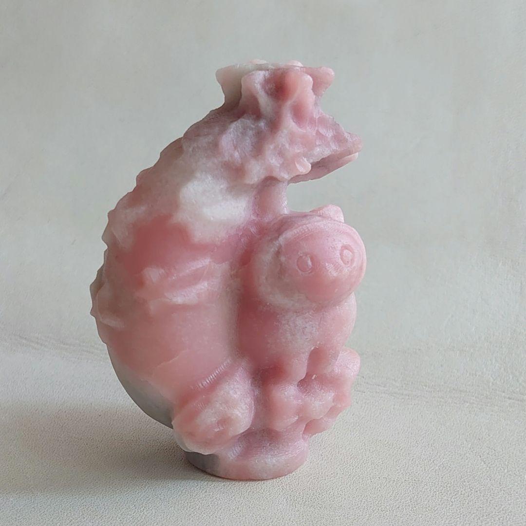 月に座るネコ　ピンクオパール置物　素敵な逸品