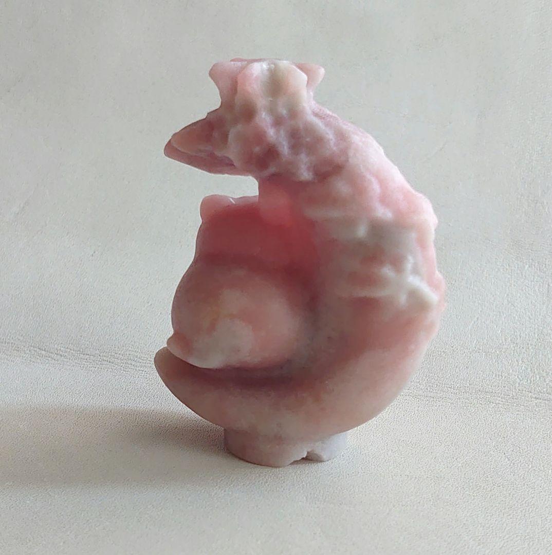 月に座るネコ　ピンクオパール置物　素敵な逸品