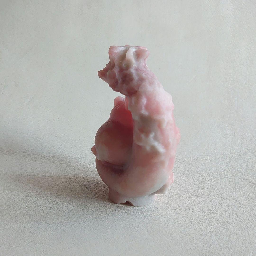 月に座るネコ　ピンクオパール置物　素敵な逸品