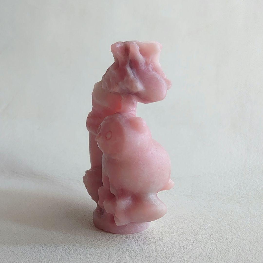 月に座るネコ　ピンクオパール置物　素敵な逸品