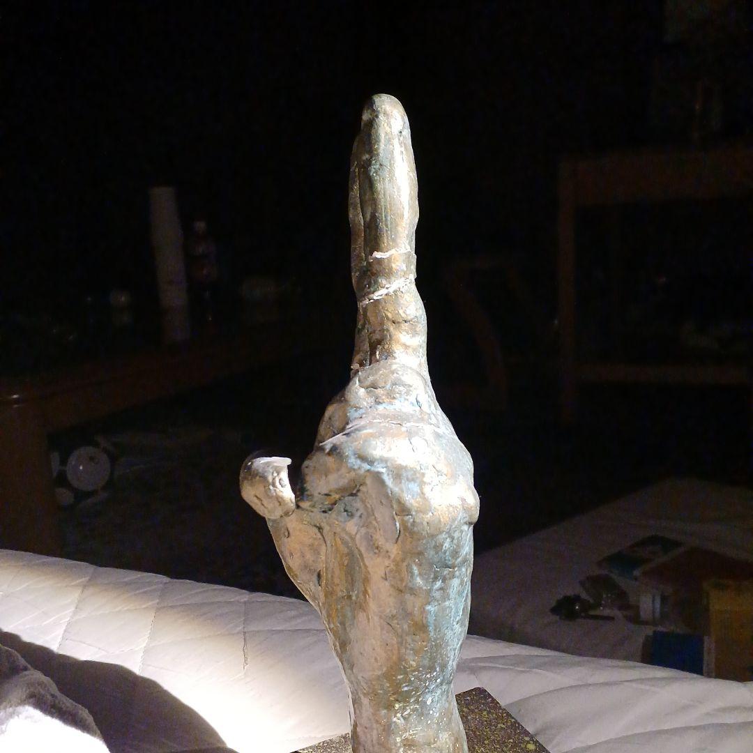 中学の時作った手の彫刻ピースが特徴