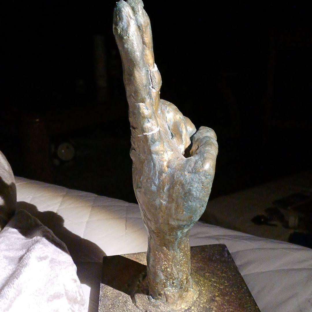 中学の時作った手の彫刻ピースが特徴