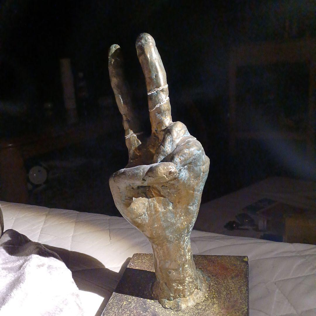 中学の時作った手の彫刻ピースが特徴