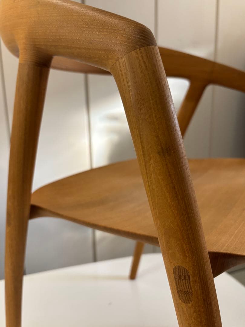 宮崎椅子製作所　DC09 定価　165,440円～（税込）　材質不明です