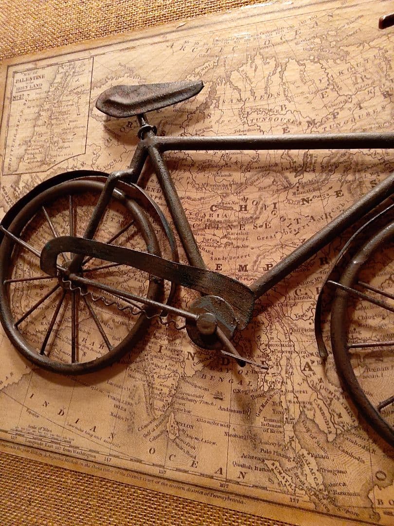 古い自転車のオブジェ壁掛けインテリア