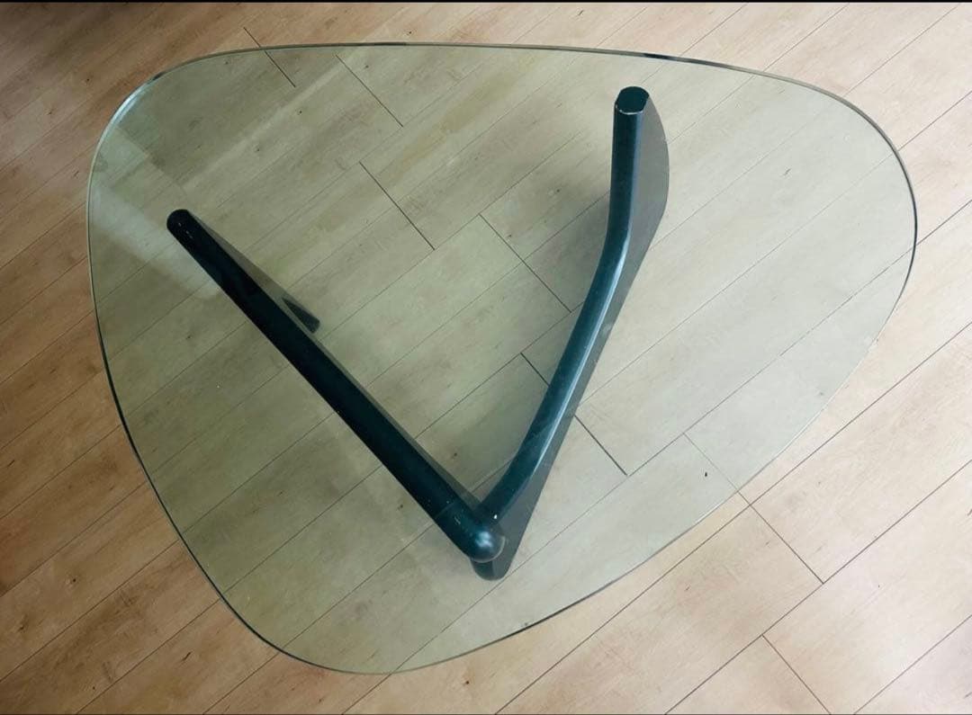 三角形ガラステーブル　トライアングル型ガラステーブル