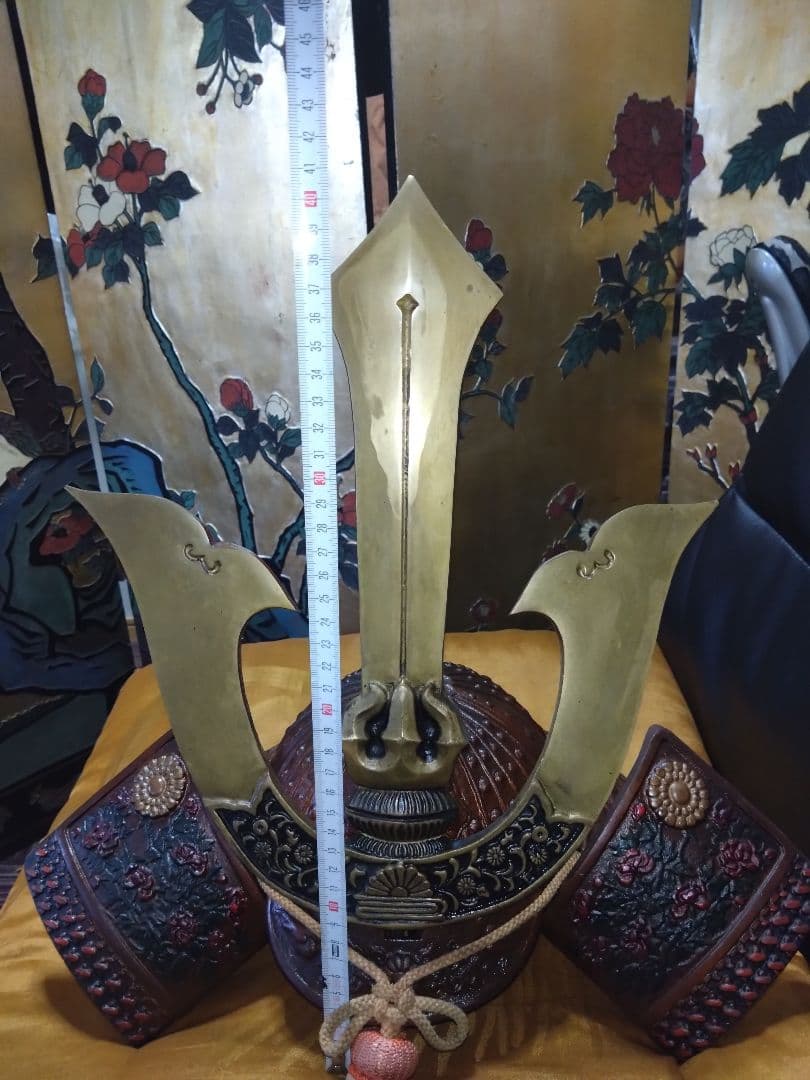 伝統的な日本の金属製兜