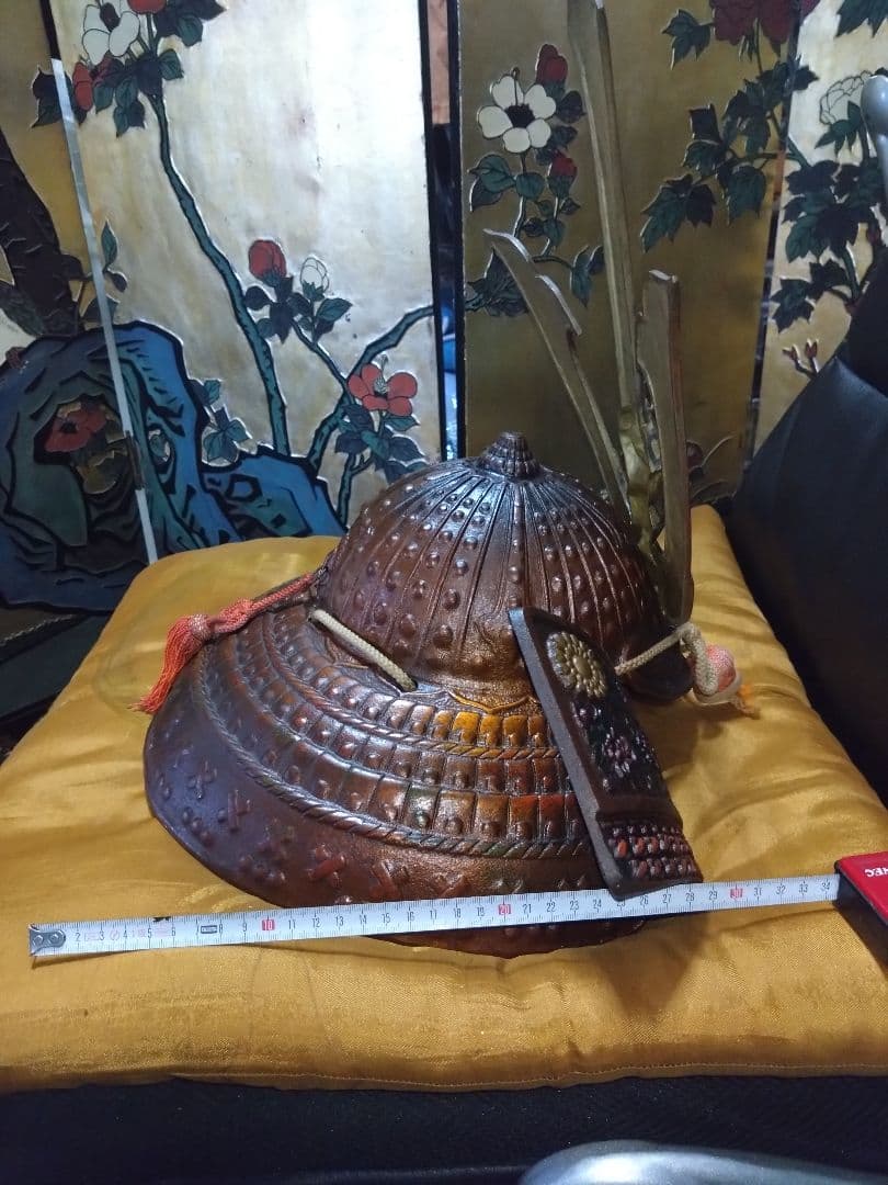 伝統的な日本の金属製兜