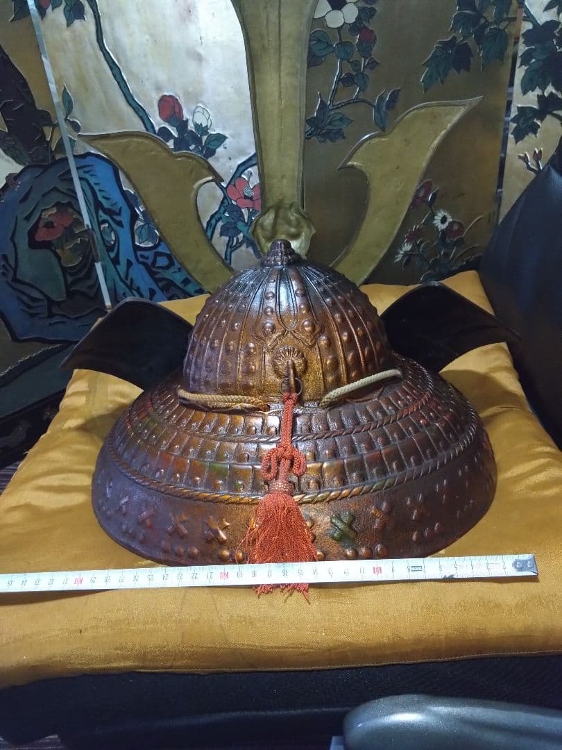 伝統的な日本の金属製兜