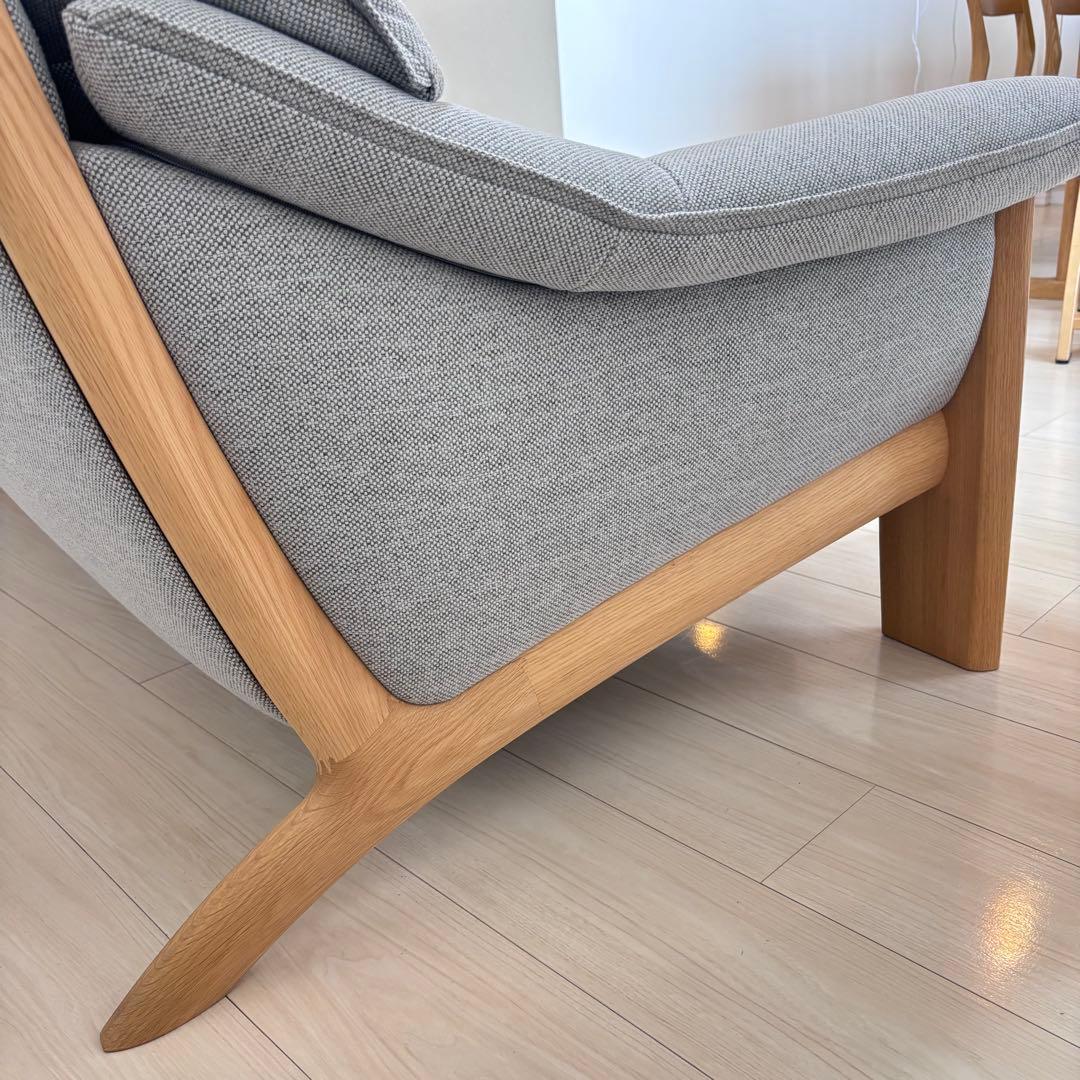 【美品】　カリモク ソファ グレー　布　UU49 北欧風 天然木　2人3人用